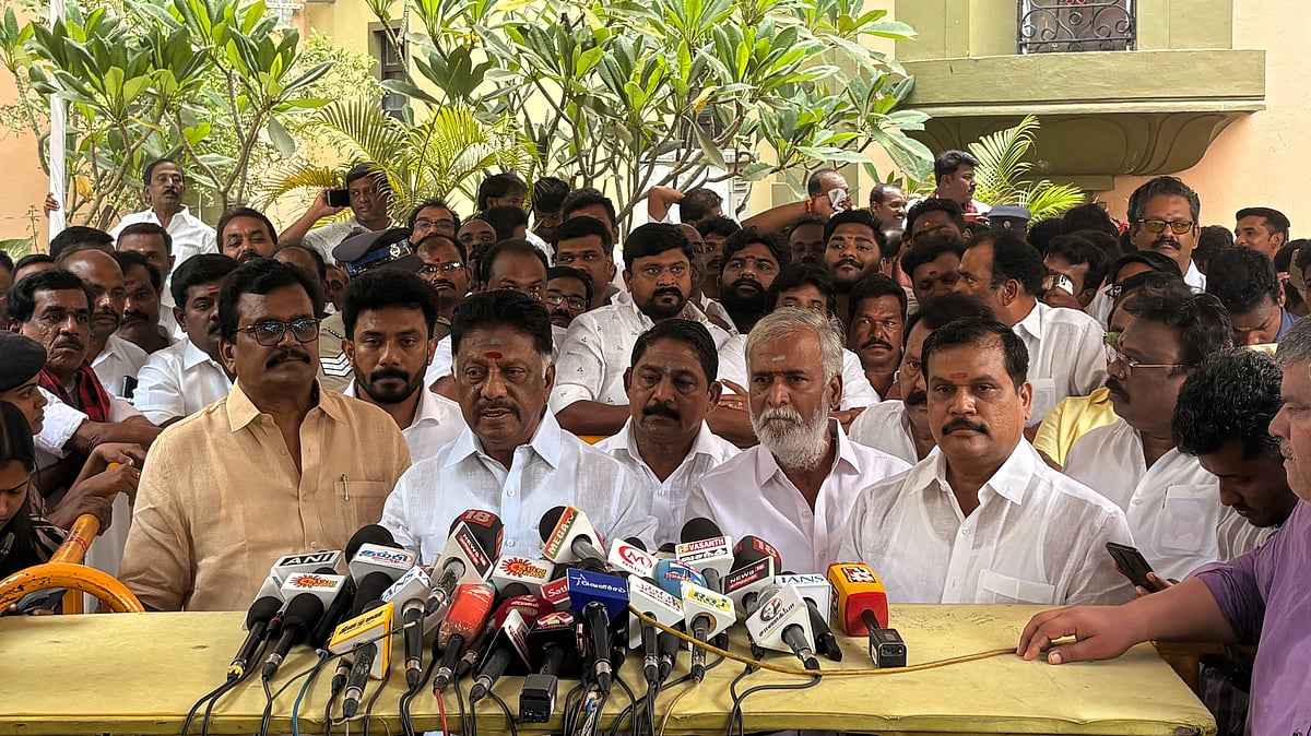 மகிழ்ச்சியில்-ஓ.பன்னீர்செல்வம்!---மன-வருத்தத்தில்-தங்க-தமிழ்ச்செல்வன்?-|-தேனிக்குள்-கடாமுடா