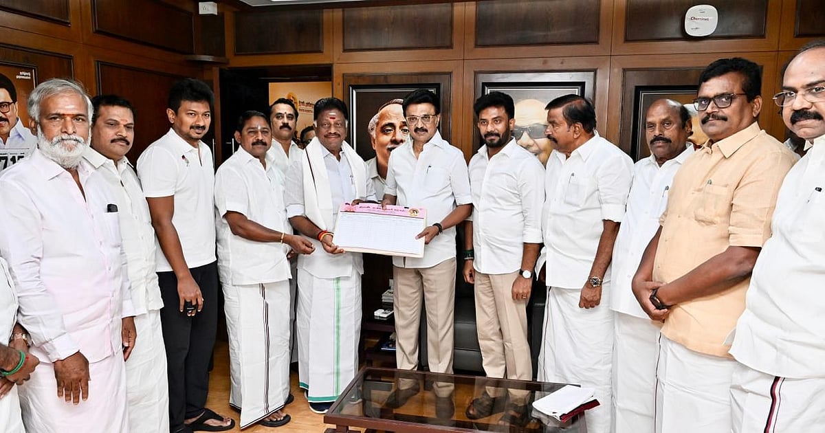 தீய சக்தி திமுக-வை தாய் கழகம் என்று நினைத்து கொண்டு.!- ஓ.பி.எஸ் குறித்து சசிகலா
