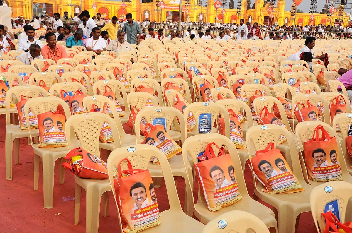 அண்ணா,-பெரியார்..?---ஸ்டாலின்,-உதயநிதி-பேனர்களால்-நிரம்பிய-கோவை-மாநாடு!