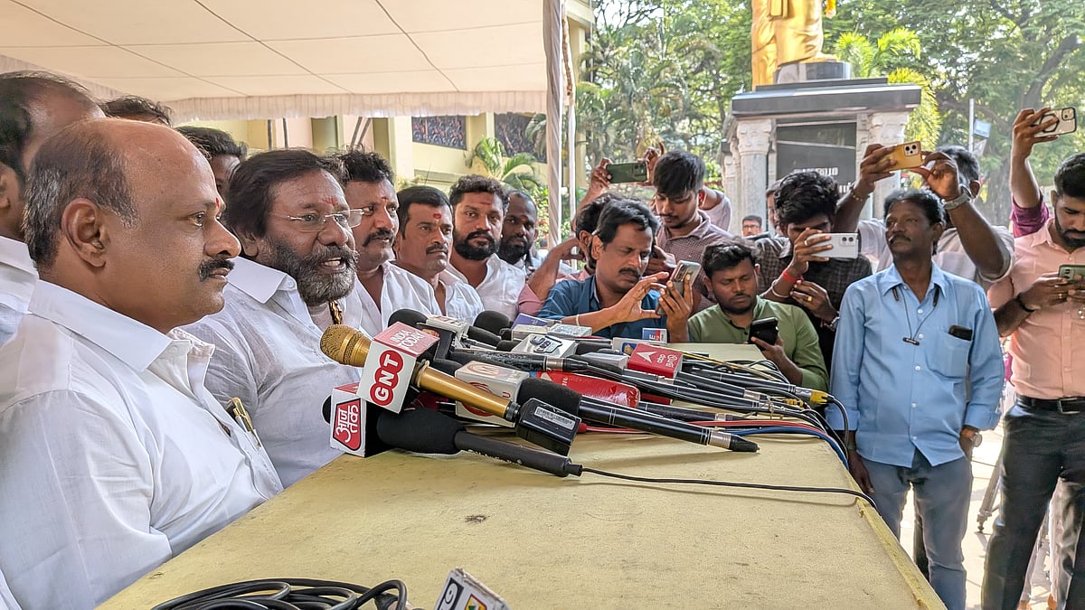 விஜய்யே மன உளைச்சலில் இருப்பார்! - அறிவாலயத்தில் கருணாஸ் பேட்டி
