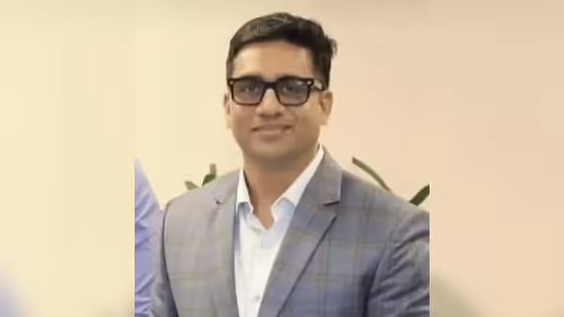 மகாராஷ்டிரா அமைச்சர் கூட்டிய கூட்டம்; பங்கேற்க முடியாது - மெசேஜ் அனுப்பிய அதிகாரி சஸ்பெண்ட்