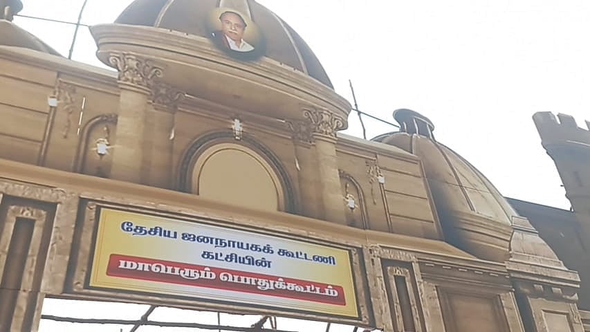 மதுரை: பிரதமர் மோடி கலந்துகொள்ளும் பொதுக் கூட்டத்தில் ’பெரியார், அண்ணா’ புகைப்படங்கள்!