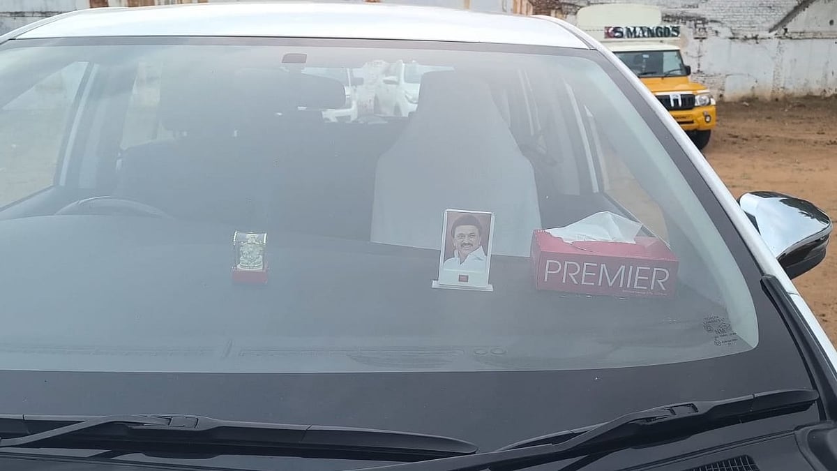 ஓபிஎஸ் வீட்டின் கேட்டில் உள்ள இரட்டை இலை சின்னம்... வெல்டிங் மிஷின் கொண்டு அகற்றும் பணி தீவிரம்!