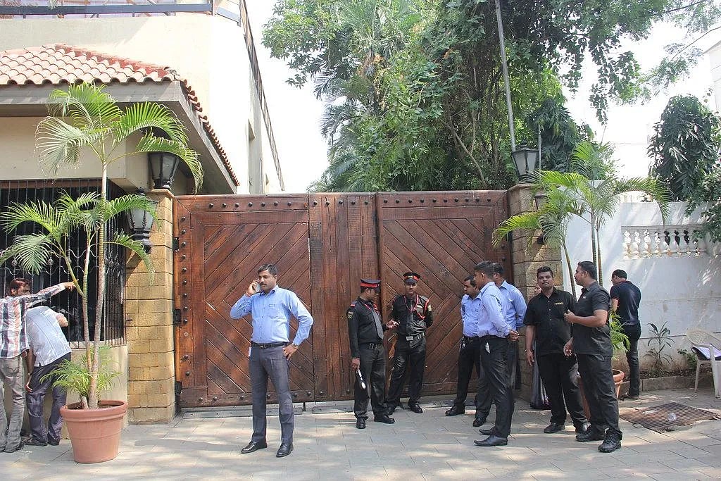 மும்பை:-எனது-வீடு-லட்சக்கணக்கான-ரசிகர்களால்-ஆசீர்வதிக்கப்பட்டது---நடிகர்-அமிதாப்