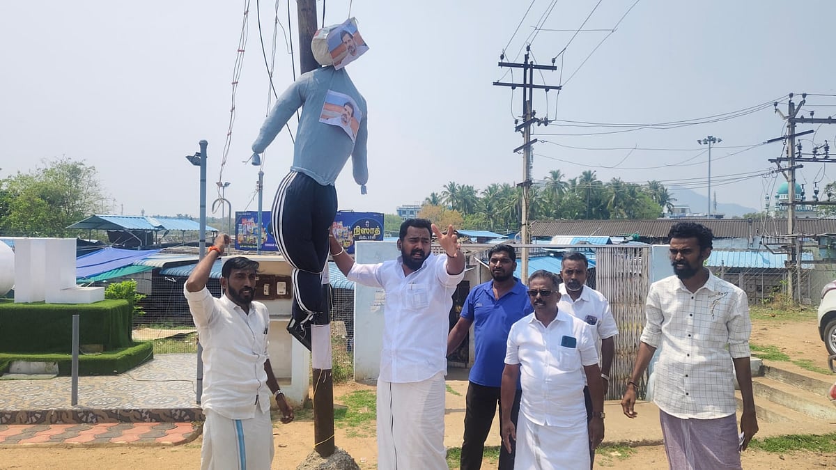 மின் கம்பத்கில் கட்டி தொங்கவிடப்பட்ட ராகுல் காந்தி உருவபொம்மை