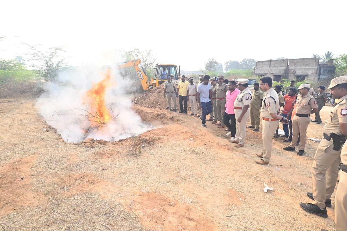ரூ.17 லட்சம் மதிப்பிலான குட்கா போதைப்பொருள் - தீயிட்டு அழித்த வேலூர் போலீஸ்