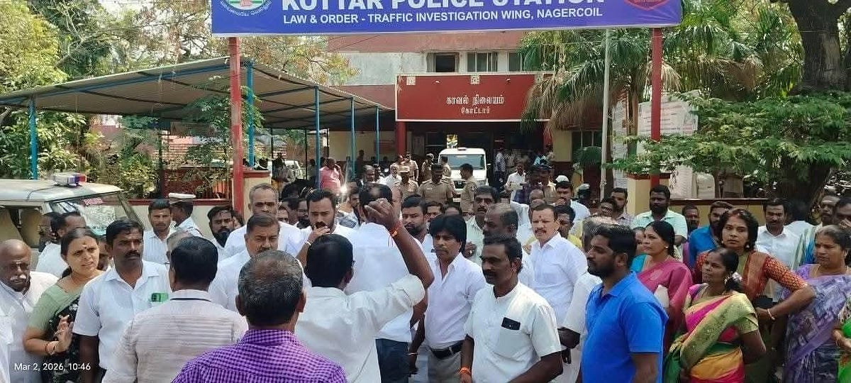 Modi: மரத்தில் மோடி உருவப்பொம்மை; மின்கம்பத்தில் ராகுல் உருவப்பொம்மை; குமரியில் என்ன நடக்கிறது?