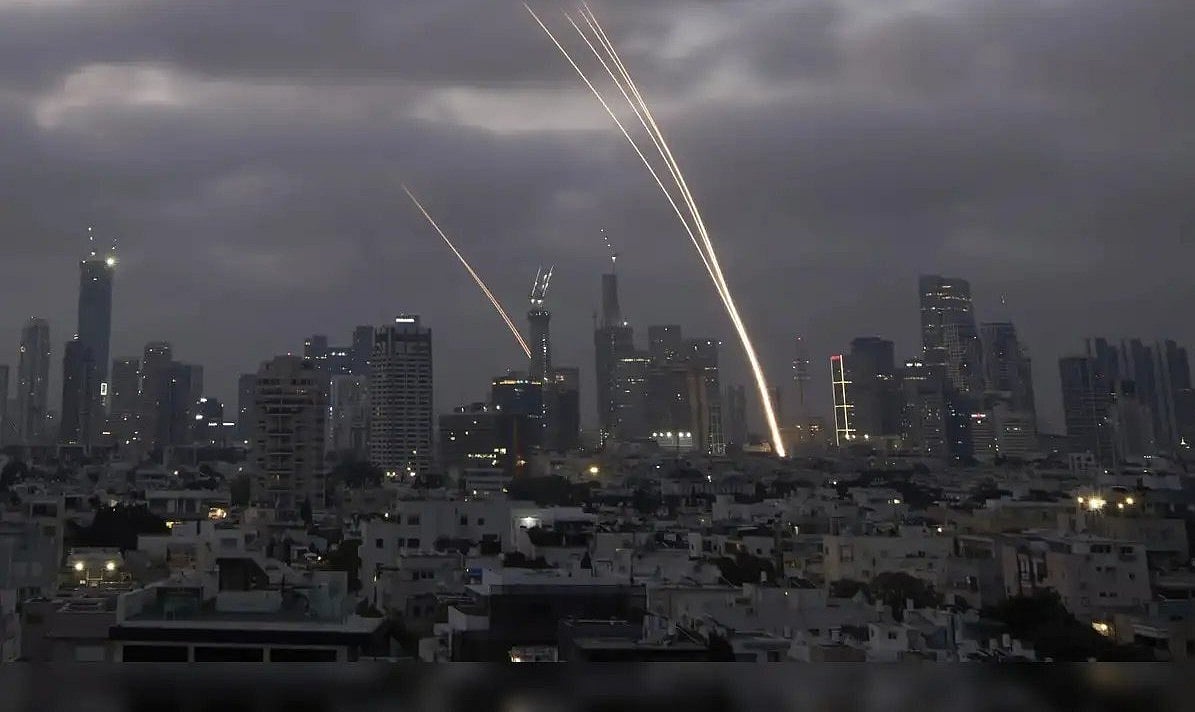 இஸ்ரேல்---ஈரான்-போர்:-கத்தாரில்-நான்-சென்றதுதான்-கடைசி-விமானம்---சந்தோஷ்-நாராயணன்-பத&#