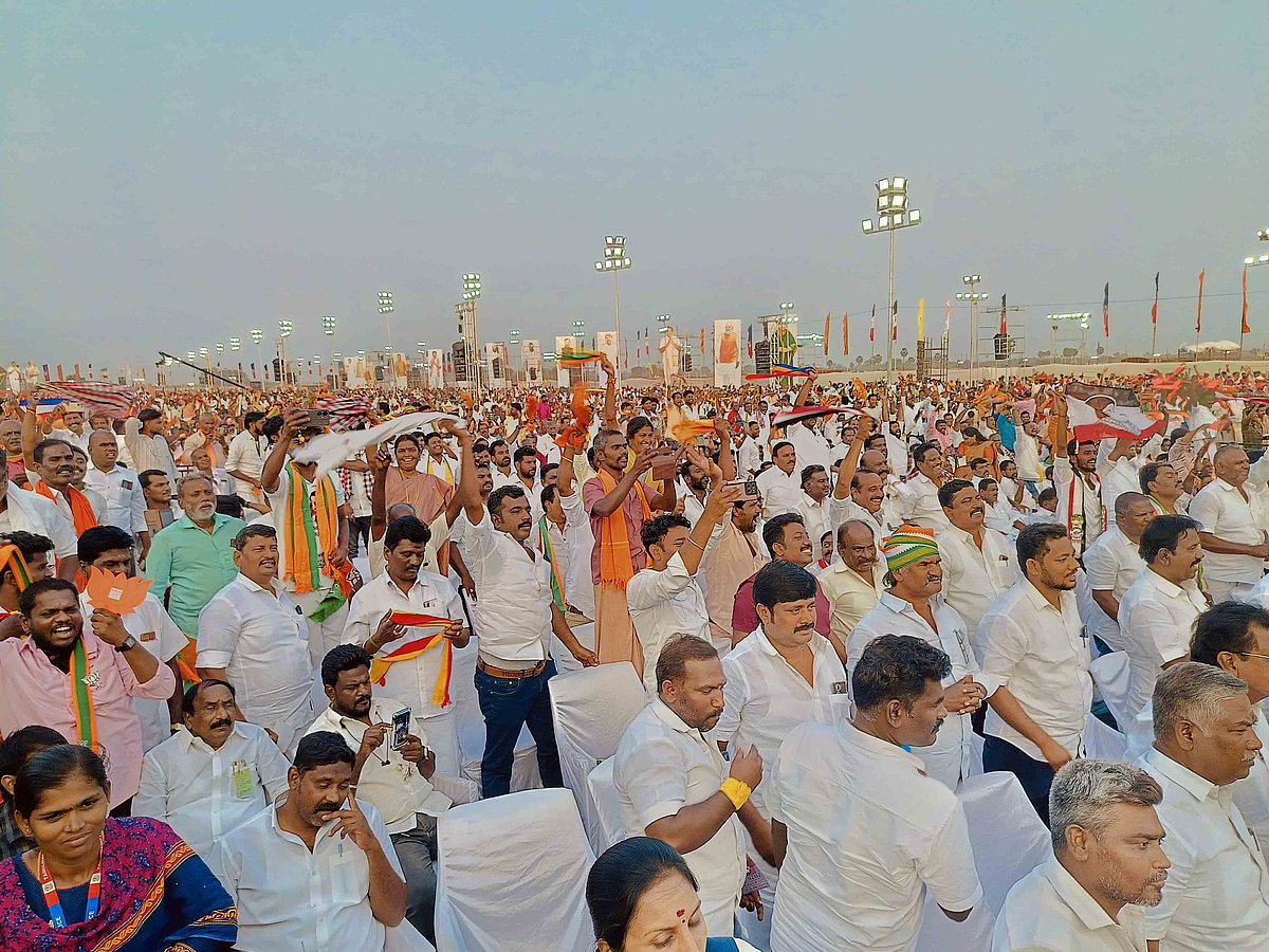 மதுரை தேசிய ஜனநாயகக் கூட்டணி மாநாடு: கைகோத்த கூட்டணிக் கட்சித் தலைவர்கள் | Photo Album