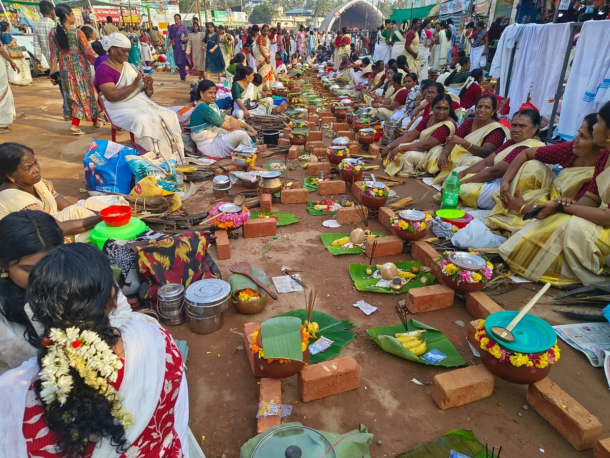 கேரளம்:-பெண்களின்-சபரிமலை---ஆற்றுகால்-பகவதி-அம்மன்-கோயில்-பொங்கல்-விழா!-|-Photo-Album