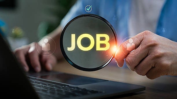 Career: டிகிரி போதும் SBI-ல் வேலைவாய்ப்பு; ஒரு மாதத்திற்கே குறைந்தபட்ச சம்பளம் ரூ.2.25 லட்சம்!