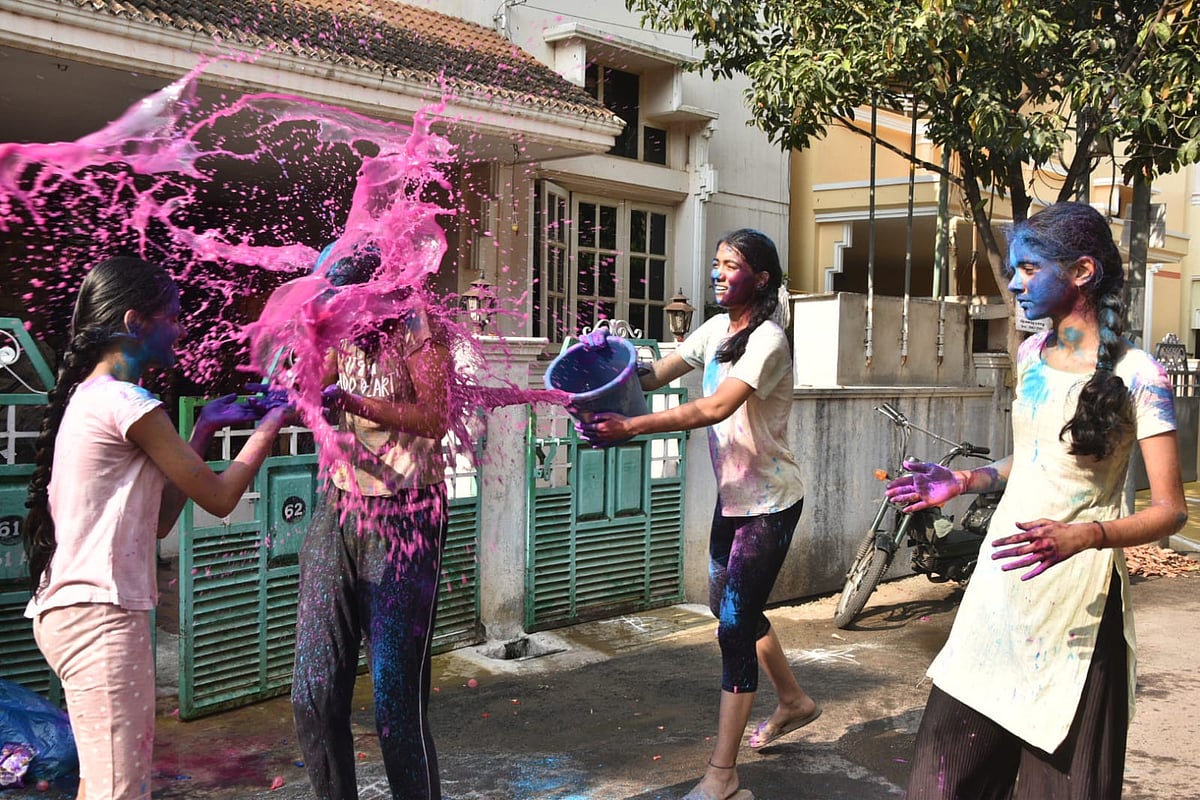 ஈரோடு: வண்ணஙகள் வீசி ஹோலி பண்டிகை கொண்டாட்டம்!