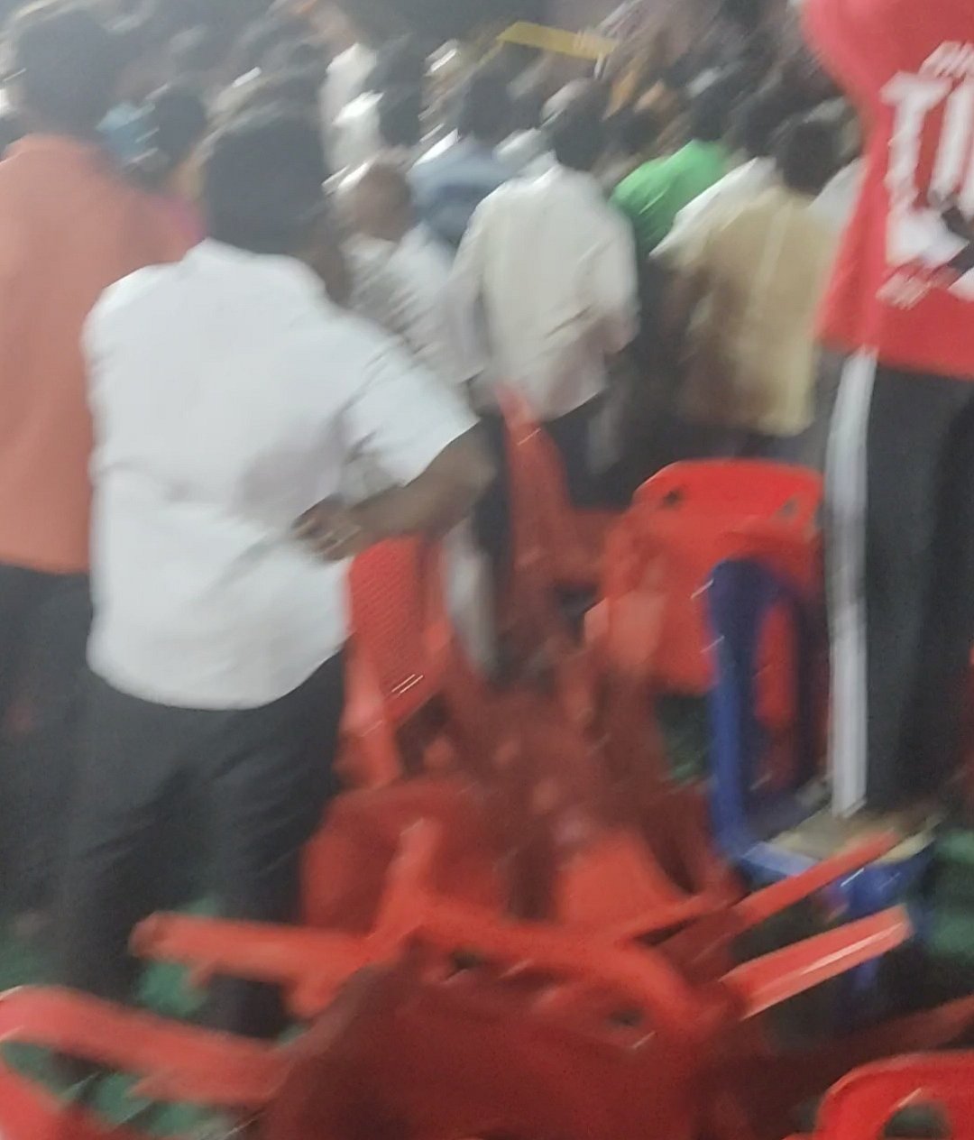 தருமபுரி:-விவாத-நிகழ்ச்சியில்-மோதிக்கொண்ட-திமுக---அதிமுக-நிர்வாகிகள்!---முகம்-சுழித்த-பொதுமக்கள்!