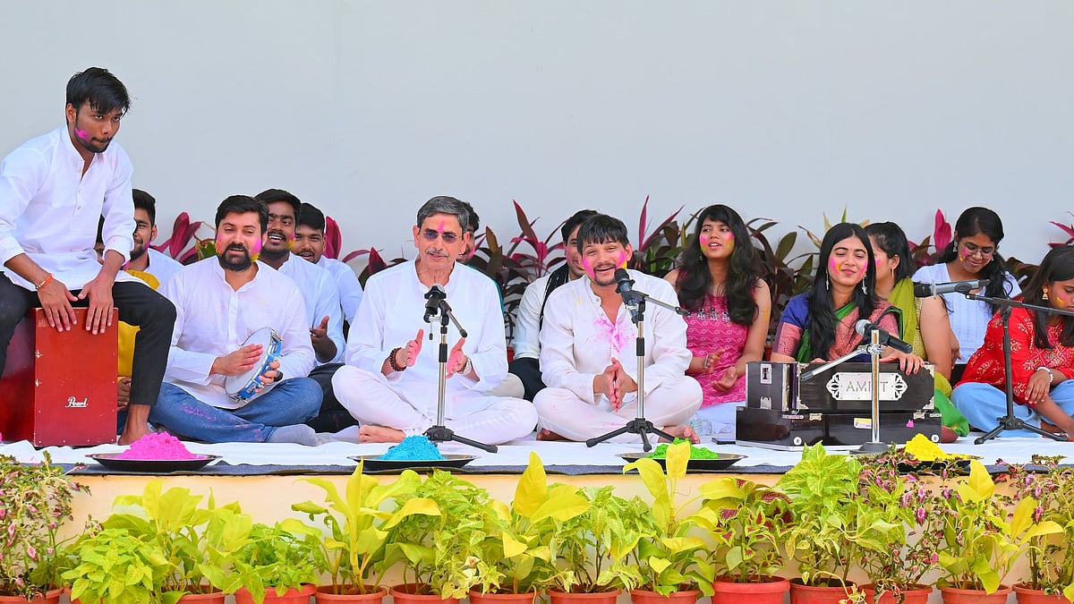 பகுவா-பாடல்கள்-பாடி-மாணவர்களுடன்-ஹோலி-கொண்டாடிய-ஆளுநர்-ரவி-|-Video