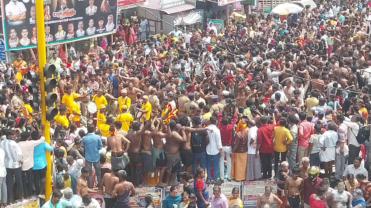 ஈரோடு: உடலில் சேறு பூசி நேர்த்திக்கடன்; செல்லியாண்டி அம்மன் கோயிலில் மாசி திருவிழா! - Album