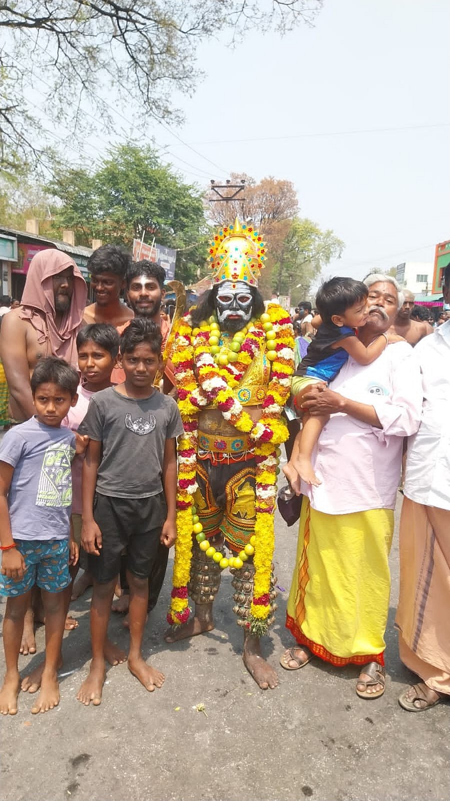 ஈரோடு: உற்சவ மூர்த்திக்கு புனித நீர் ஊற்றி வழிபட்ட பெண்கள்; களைகட்டிய செல்லியாண்டி அம்மன் திருவிழா!