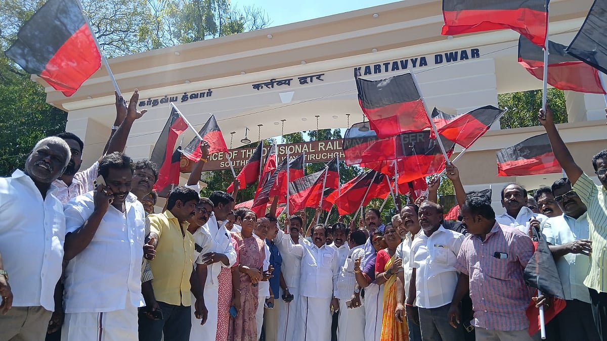 இந்தியில்-பெயர்-பலகை---திருச்சி-ரயில்வே-கோட்ட-மேலாளர்-அலுவலகத்தை-முற்றுகையிட்ட-தி