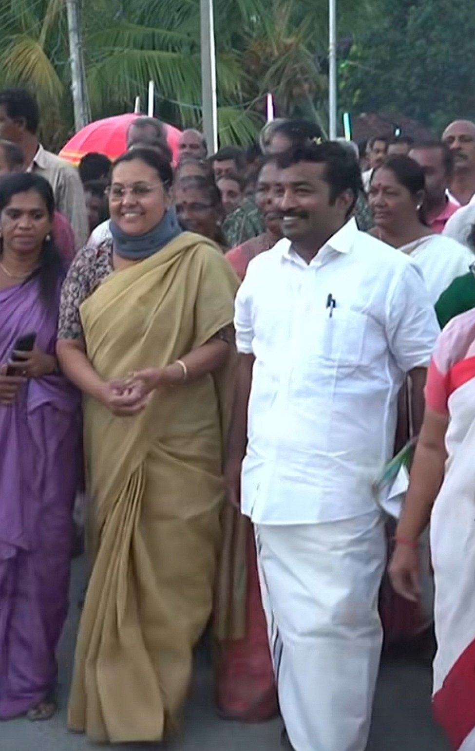 Kerala:-மனைவிக்கு-சீட்-கொடுக்காதீங்க---பெண்-அமைச்சர்-தேர்தலில்-போட்டியிட-எதிர்க்கிறாரா