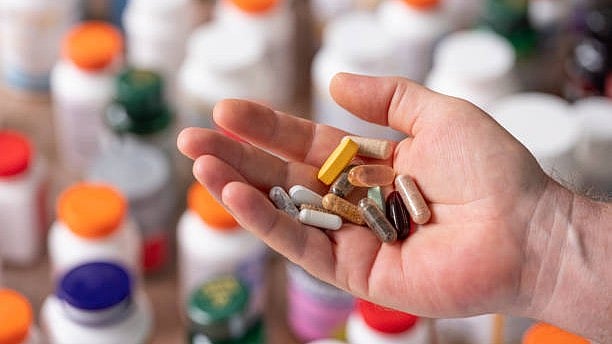 அலோபதி, சித்தா மருந்துகளை ஒன்றாக சாப்பிடலாமா? - சிறுநீரகம், கல்லீரலுக்கு பாதிப்பு ஏற்படுமா? | Q&A