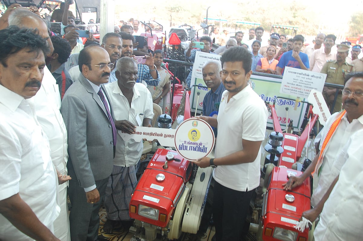 நெல்லை:-செங்கோல்,-மயில்-அலங்கார-மாலை,-தொண்டர்களுடன்-குரூப்-போட்டோஸ்---உதயநிதி-விசிட