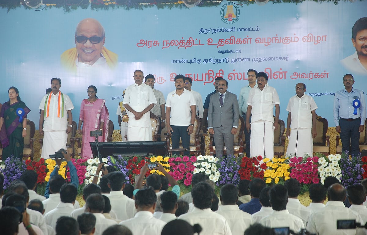 நெல்லை: உதயநிதி ஸ்டாலி்ன் விசிட்! செங்கோல்! மயில் அலங்கார மாலை! தொண்டர்களுடன் குரூப் போட்டோஸ்.!