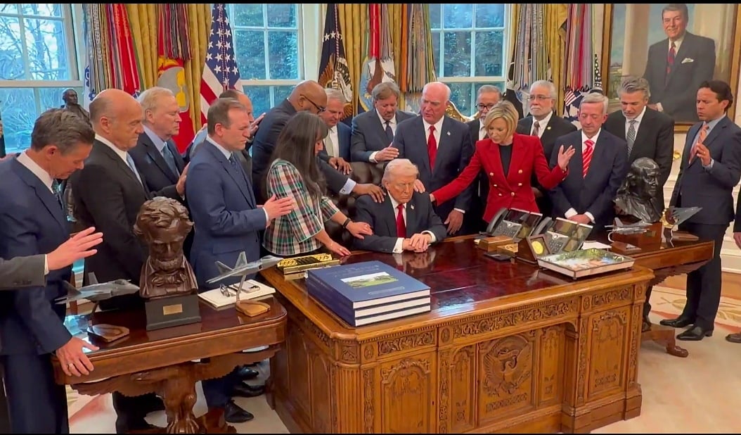 ஈரான்-போர்;-வெள்ளை-மாளிகையில்-சிறப்பு-பிரார்த்தனை-செய்த-அதிபர்-ட்ரம்ப்---புகைப்படங்கள்-வைரல்!