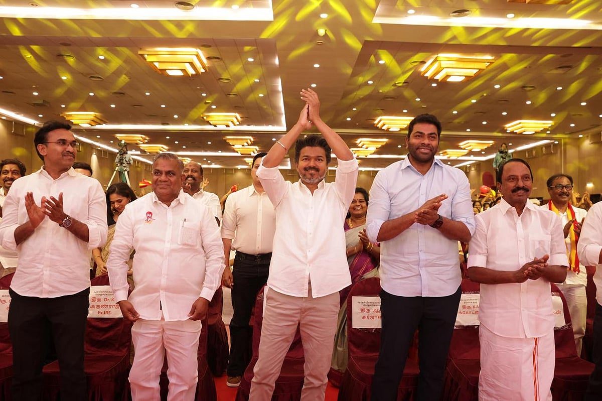 TVK: 6 சிலிண்டர்கள் இலவசம், அண்ணன் சீர்; பெண்களுக்கு மாதம் ரூ.2500 - விஜய்யின் தேர்தல் அறிக்கை!