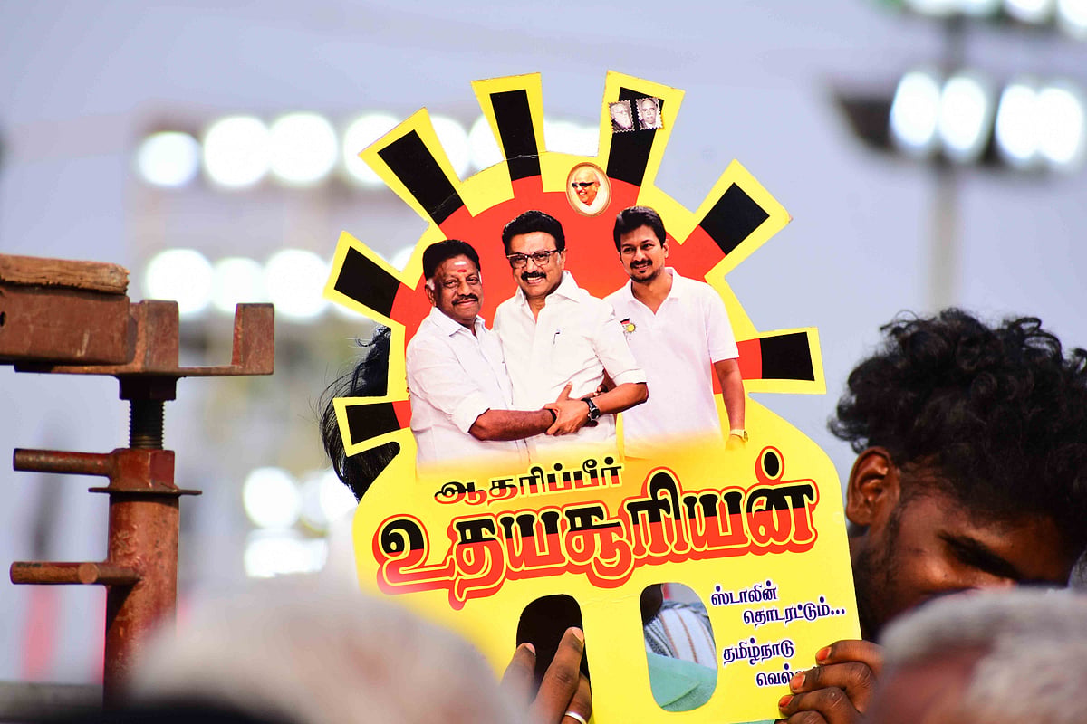 `தாய்க்கழகம் திரும்பும் விழா - மேடையில் ஸ்டாலினுடன் கைக்கோத்த ஓபிஎஸ்! - Album