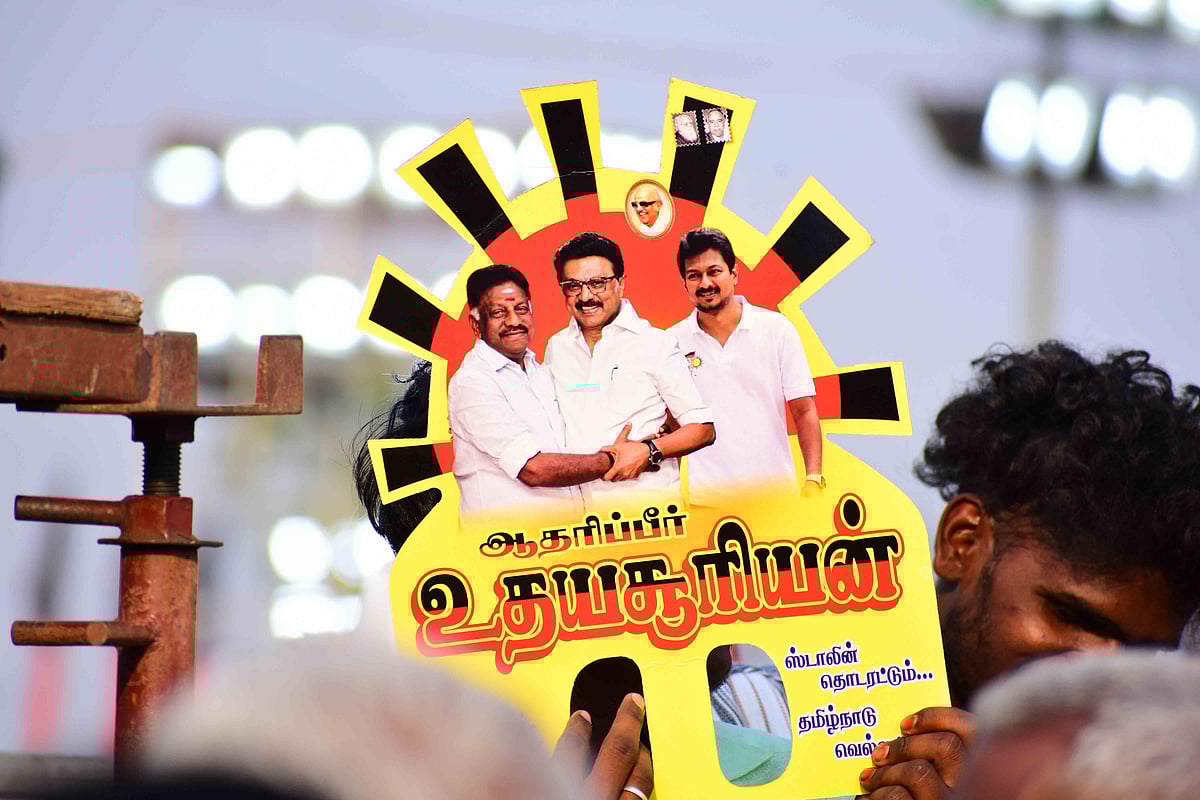 `தாய்க்கழகம்-திரும்பும்-விழா---மேடையில்-ஸ்டாலினுடன்-கைக்கோத்த-ஓபிஎஸ்!---Album