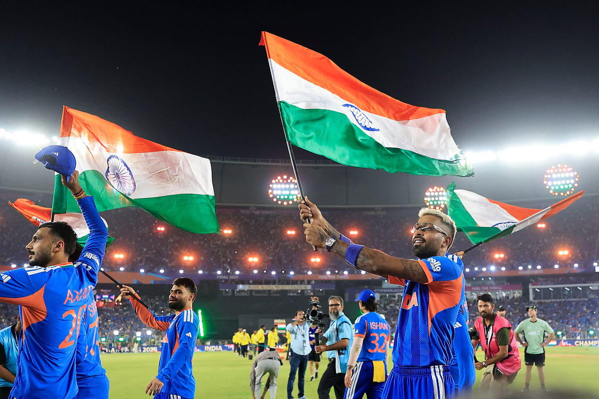 IND vs NZ: 3-வது முறையாக உலகக்கோப்பையை முத்தமிட்ட இந்திய அணி; கொண்டாட்டத்தில் வீரர்கள்| Photo Album