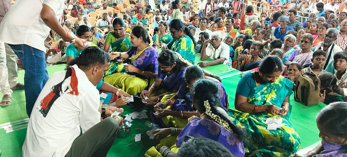 ஈரோடு: குலுக்கல் முறையில் தங்கக் காசு - கூட்டம் சேர்க்க புது ஐடியா; பேசுபொருளாகும் இபிஎஸ் பிரசாரம்