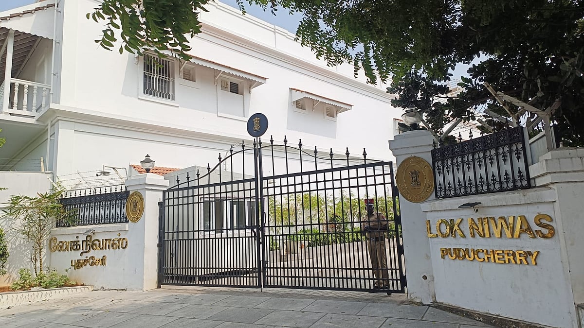 புதுச்சேரி:-`ஹோட்டல்னு-நினைச்சி-தூங்கிட்டோம்--ஆளுநரை-அலற-வைத்த-போதை-இளைஞர்;-பதறிய-ப