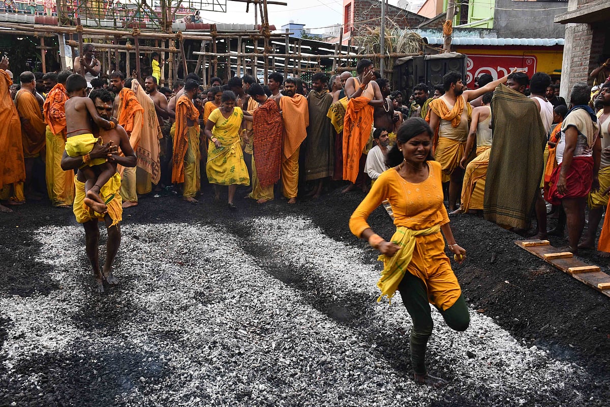 நத்தம் மாரியம்மன் பூக்குழி விழா: அலகு குத்தி, அக்னிச்சட்டி எடுத்த பக்தர்கள் | Photo Album