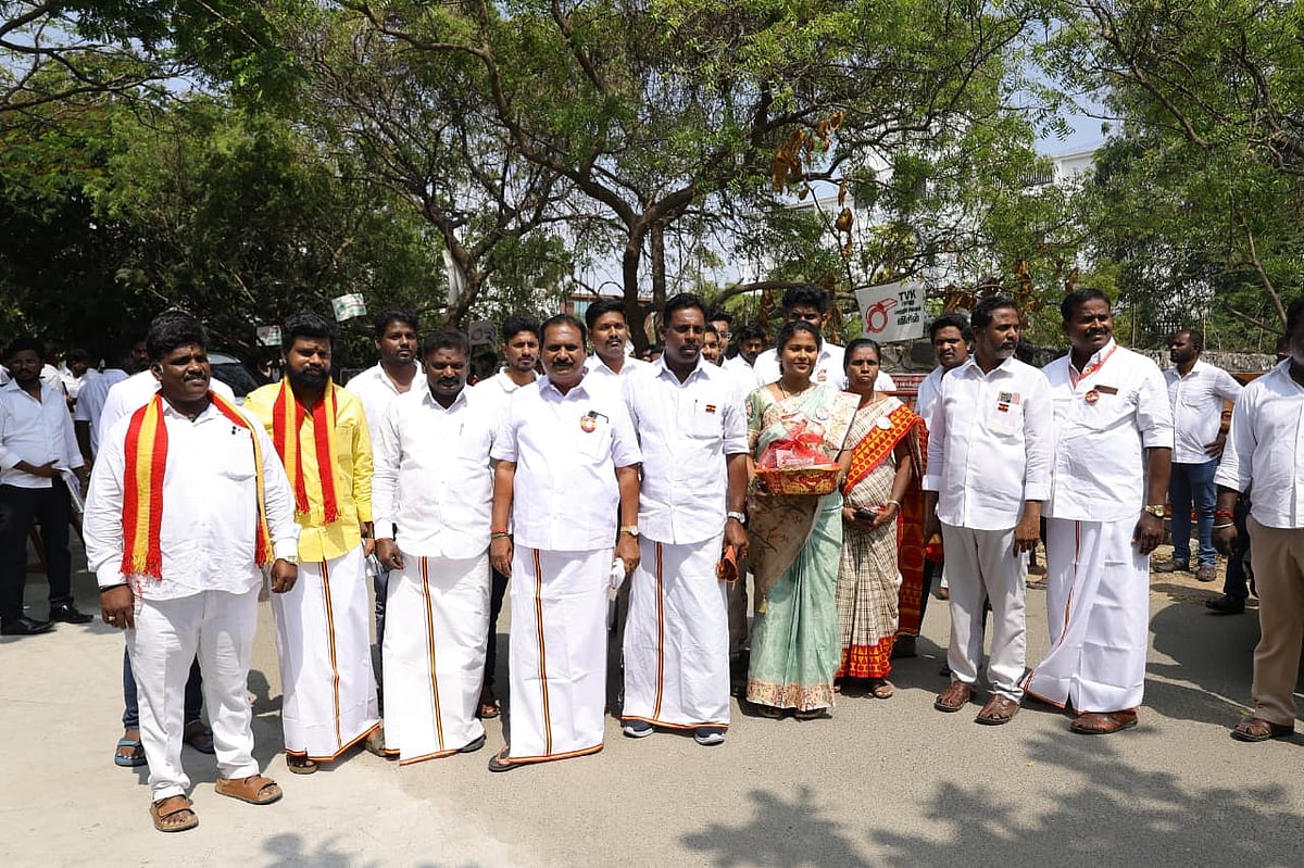 விஜய்யை சந்திக்க வந்த நிர்வாகிகள்