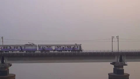 போனை-பிளாக்-செய்த-காதலன்:-விரக்தியில்-மும்பை-ரயிலிலிருந்து-கடலில்-குதித்த-பெண்..-காப்பாற்றிய-மீனவர்!