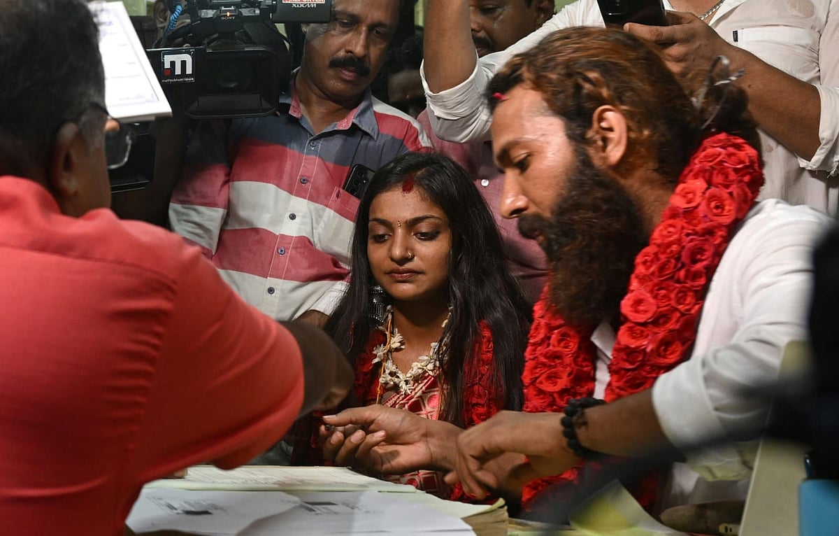 கேரளாவில்--திருமணம்-செய்துகொண்டது-ஏன்?-கும்பமேளா-மோனலிசா-சொன்னது-என்ன?