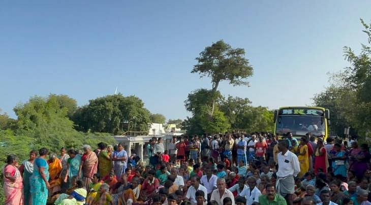 மாணவியின் உறவினர்கள் சாலை மறியல்