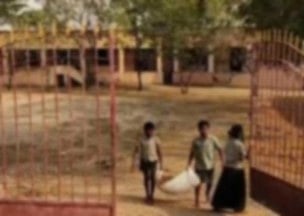 விருதுநகர்:-பள்ளி-வளாகம்,-கழிப்பறையை-சுத்தம்-செய்யும்-மாணவர்கள்;-ஆசிரியைக்கு-வலுக்கும்-எதிர்ப்பு!