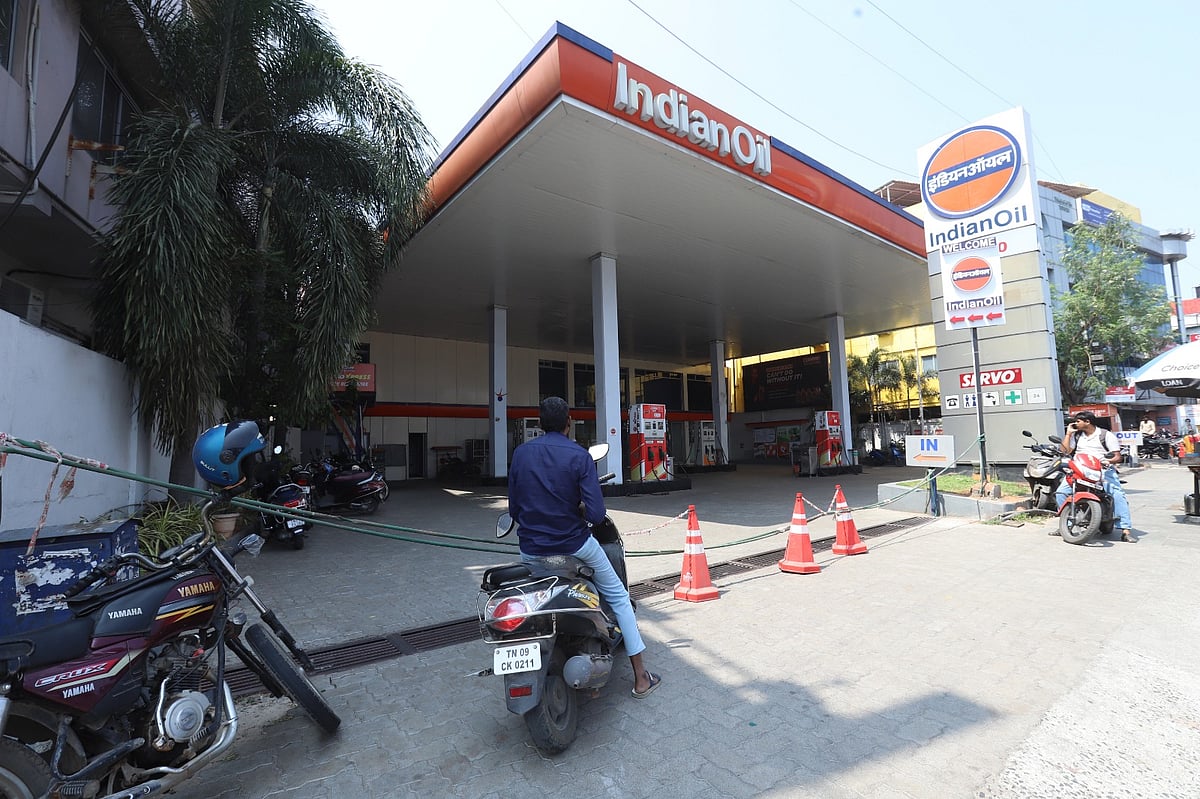 மூடப்பட்டிருக்கும் பெட்ரோல் பங்க்