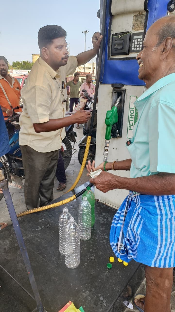 பெட்ரோல்-பங்குகளில்-குவிந்த-வாகனங்கள்;-வாட்டர்-பாட்டில்,-கேன்களில்-நிரப்பி-சென்ற-மக்கள்---Spot-Visit