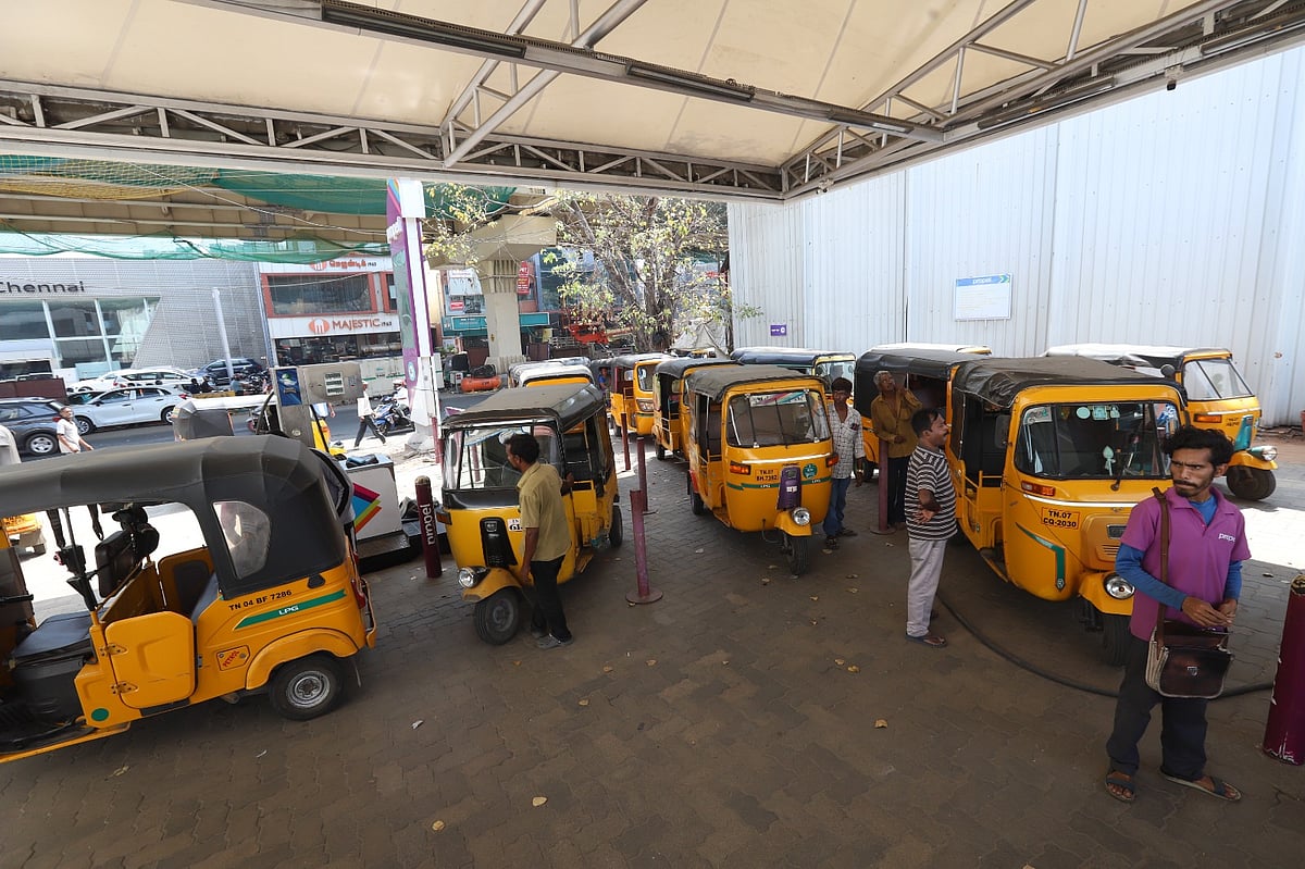 திறக்கப்பட்டிருக்கும் கேஸ் நிரப்பும் நிலையத்தில் வரிசைக்கட்டிய ஆட்டோக்கள்