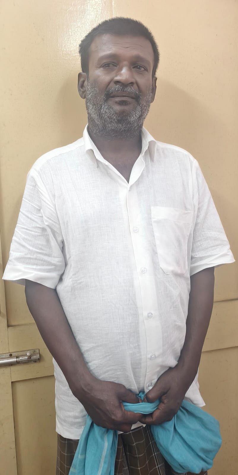 பள்ளி மாணவிகளுக்கு பாலியல் தொல்லை - 57 வயது ஆசிரியர் மீது நடவடிக்கை எடுக்காத தலைமை ஆசிரியரும் கைது