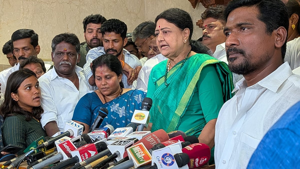 கட்சியின்-பெயர்-`அ.இ.பு.த.ம.மு.க-சின்னம்---தென்னந்தோப்பு!---சசிகலா-அறிவிப்பு