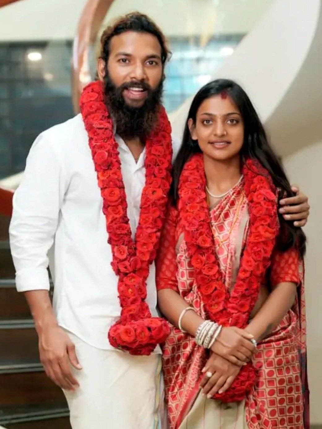 மோசமான முறையில் நடந்துகொண்டார் - 
இயக்குநர் பாலியல் தொல்லை அளித்ததாக மோனாலிசா போஸ்லே குற்றச்சாட்டு