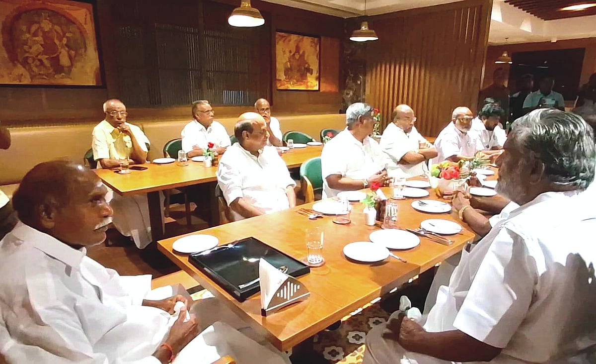 `கூட்டணி இருக்கா இல்லையா?’ - காத்திருக்கும் பாஜக; கூலாக வேட்பு மனுக்களை தாக்கல் செய்த ரங்கசாமி