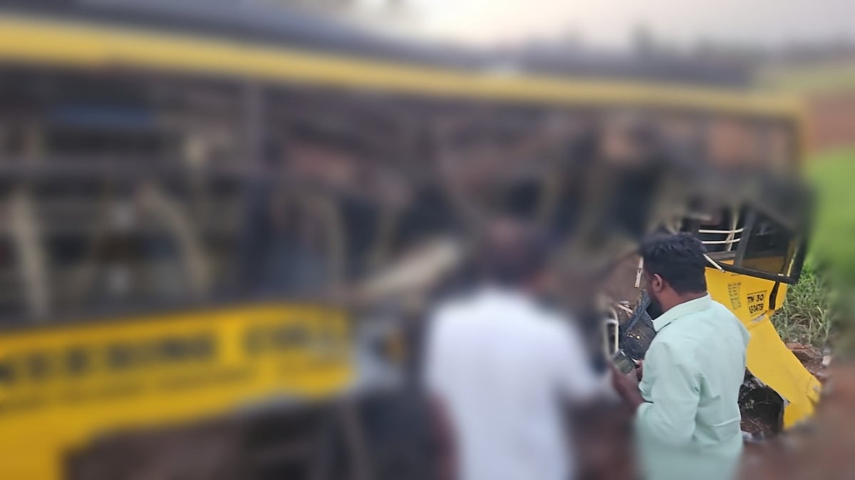 கல்லூரி பேருந்து ரயில் மோதி விபத்து