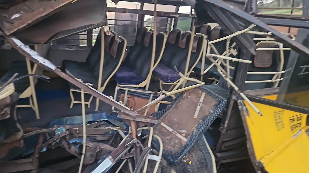 கரூர்:-கல்லூரி-பேருந்து-மீது-மோதிய-ரயில்;-23-மாணவர்கள்-காயம்;-ஆளில்லாத-லெவல்-கிராசிங்கால்-விபத்து