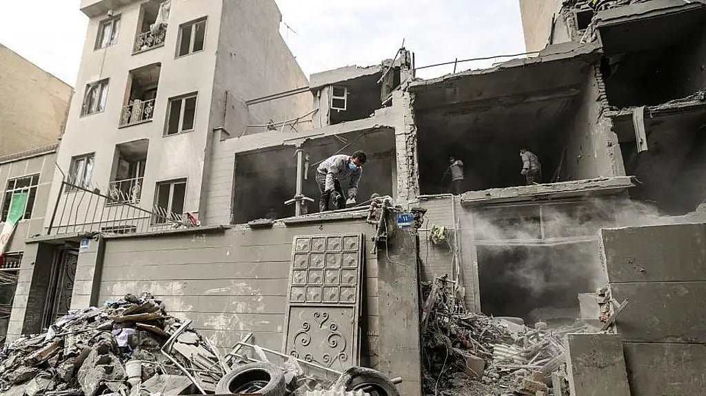 அலி-கமேனி-கொல்லப்பட்ட-தாக்குதலில்-நூலிழையில்-தப்பிய-மொஜ்தபா;-`அன்று-நடந்தது-என்ன?---&#