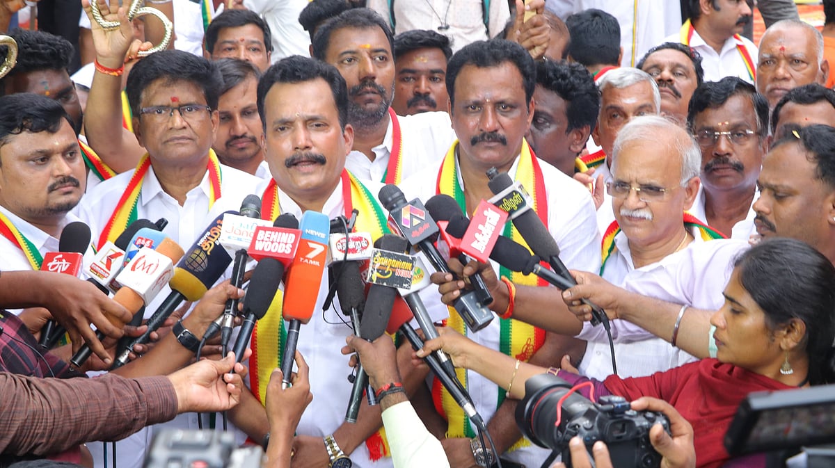 ஓ.பன்னீர்செல்வத்தை எதிர்த்து களம் இறங்கப் போவது யார்?
பி.எல்.ஏ.ஜெகநாத் மிஸ்ராவை நிறுத்த ஆலோசனை