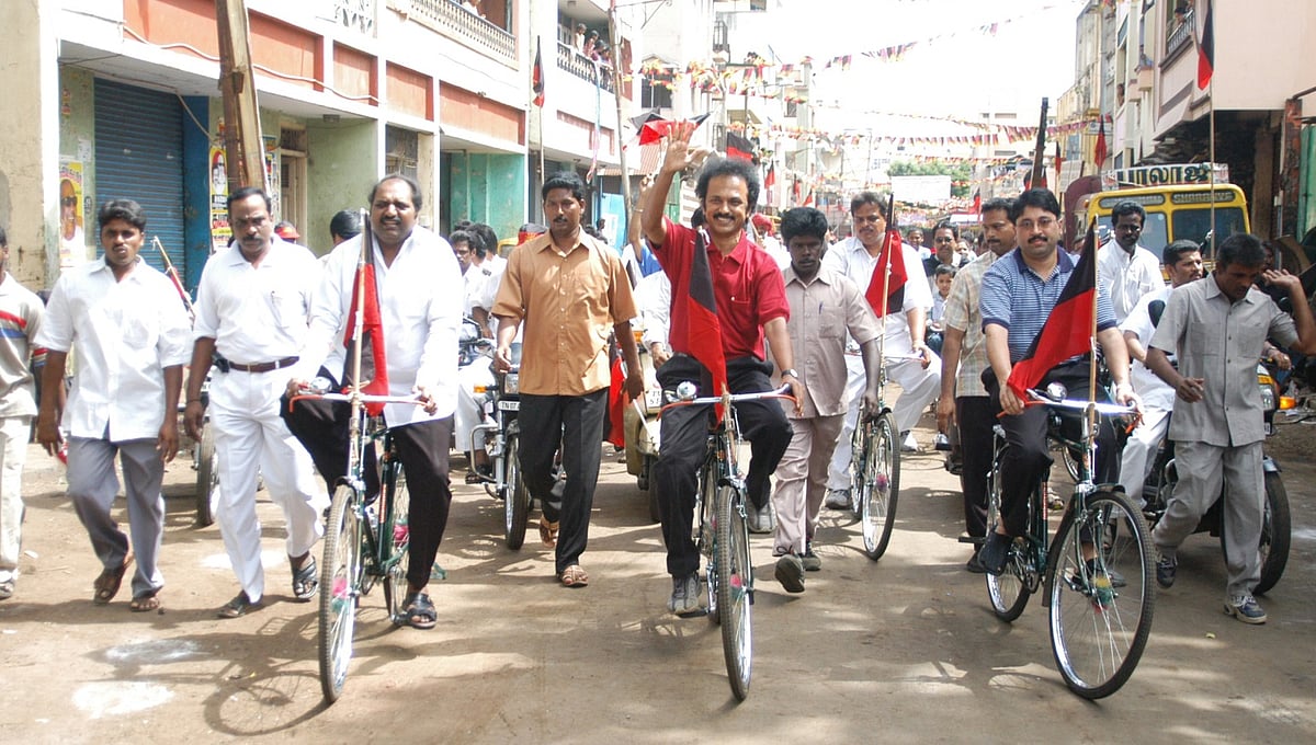 நினைவுச்-சுவடுகள்-10: ஜனநாயக-அரசியலின்-நினைவுச்-சின்னம்---சைக்கிள்-பேரணி!